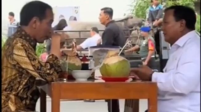Ada Banteng Dikerangkeng ketika Jokowi dan juga Prabowo Asik Makan Bakso, Inikah Pertanda Alam?