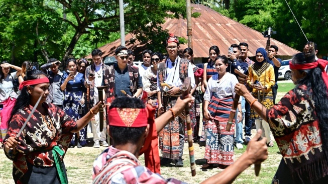 Alam Ganjar Singgung Akses Modal UMKM pada waktu Sambangi Kampung Raja Praingu