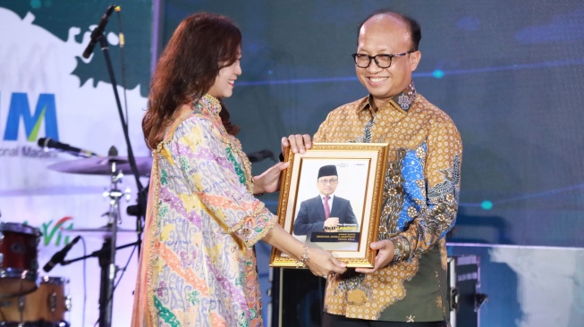 Aktif Sebagai Birokrat juga Akademisi, Sekjen Kemnaker Raih Penghargaan The Indonesian Next Leader