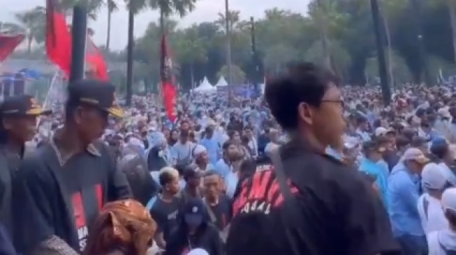 Kampanye Akbar Prabowo-Gibran Mulai Siang, Massa Sudah Padati GBK Sejak Dini Hari Buta
