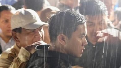 Aksi Heroik Mayor Teddy Lindungi Prabowo pada Tengah Hujan: Jadi Ingat Film Bodyguard