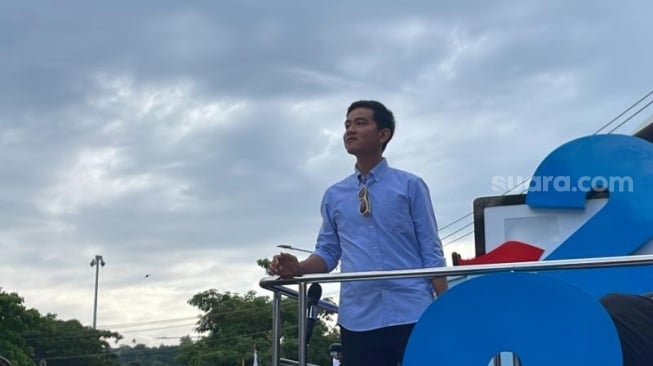 Kampanye pada tempat Bandung, Gibran Rakabuming Nyobain Menu Paling Viral pada Warung Bu Imas