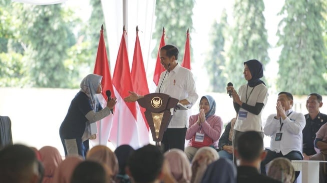 Kemesraan Jokowi pada waktu Temui Ibu Nasabah PNM Magelang
