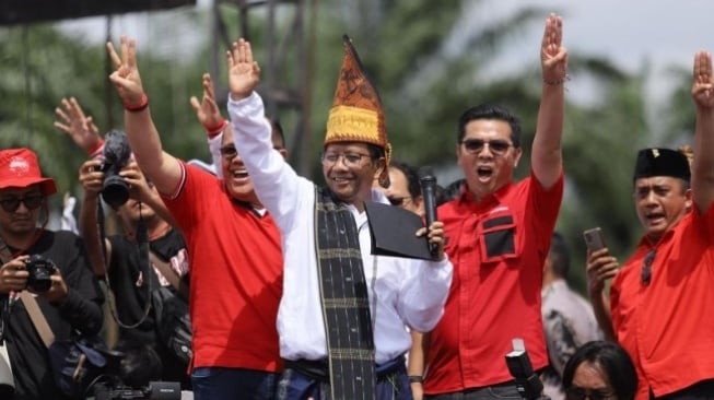 Diungkap Hasto PDIP, Ternyata Hal ini Alasan Mahfud Masih Betah Kerja di tempat tempat Kabinet Jokowi